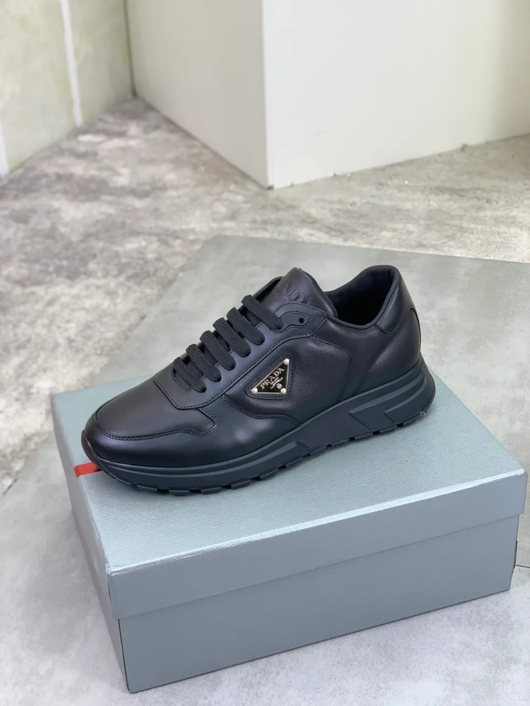 Men's shoes 💰P540 new (higher version) new PRADA (Prada) classic models are on the market at the same time, new men's shoes, 😘fabrics are selected from original imported calfskin. First layer of imported cowhide lining. The original version is awesome! 👍🏿Original open-molded non-slip PU outsole, with exquisite lines, simple and elegant, super comfortable and classy on foot, suitable for leisure travel. Code number: 38-45 (46 customized) 4️⃣ colors available